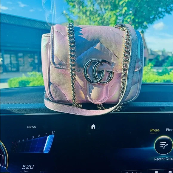 Gucci Pink Crossbody Bag with Chain Strap and Structured Shape - Picture 2 of 7